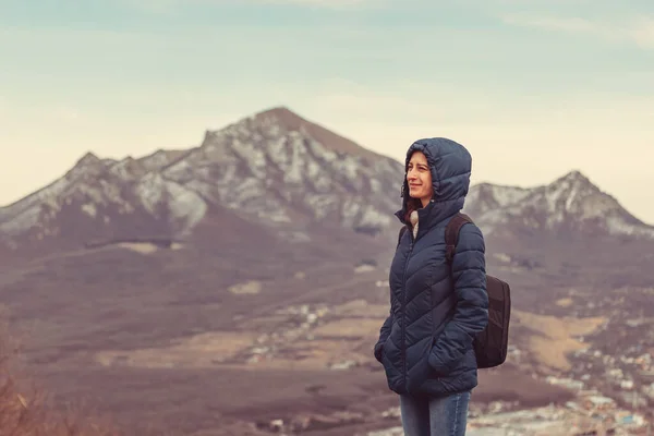 Young Woman Backpack Mountain Top Mountain Background — Stock Photo, Image