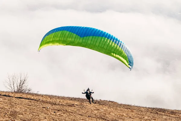 Paraglider Begint Boven Berg Paragliden — Stockfoto