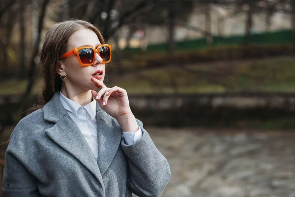 Portrét mladé blondýny dívka model s brýlemi v parku venkovní — Stock fotografie