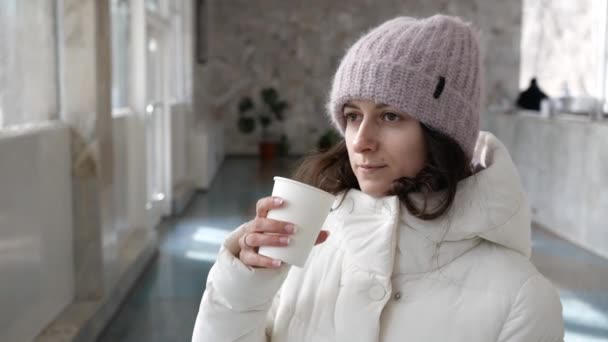 紙コップからミネラルウォーターを飲む若い女性 — ストック動画