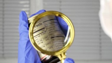 İlaç malzemeleri, ilaç kutusunda kullanılan kimyasallar, büyüteç ve eldivenli eldiven.