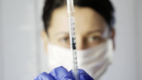 Γυναίκα ιατρικός εμπειρογνώμονας γιατρός δείχνει σύριγγα με εμβόλιο φάρμακο σε έναν ασθενή — Αρχείο Βίντεο