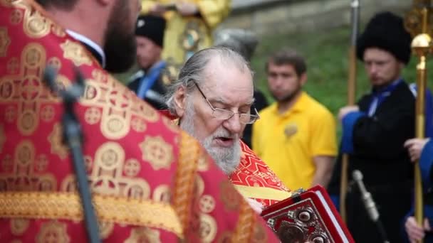 Essentuki ロシア 2019年5月9日 宗教行列 キリスト教式 教会の儀式 祭司たちは行列に行く キリスト教の概念 — ストック動画