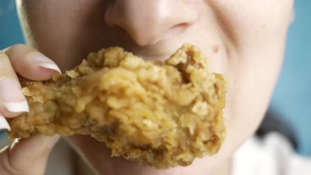 Primo piano, giovane bella donna mangia, fast food, pepite di pollo, ali e coscia di pollo — Video Stock