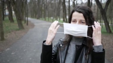 Genç bir kadın grip virüsü yüzünden gün boyunca Park 'ta maske takıyor ve kendini bulaşıcı hastalıklardan korumaya çalışıyor. Boşluğu kopyala