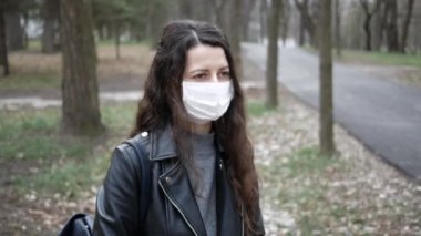 Sokakta tıbbi maske takan genç bir kadın. Salgın Koronavirüs. konsept sağlık ve güvenlik, N1H1 covid-2019 coronavirus koruması