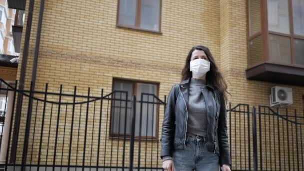 Mujer con máscara protectora en la ciudad para protegerse de la contaminación del aire y el smog. Epidemia china 2019-nCoV coronavirus concept — Vídeos de Stock