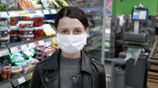 Retrato jovem mulher em máscara médica na mercearia. pandemia. — Vídeo de Stock