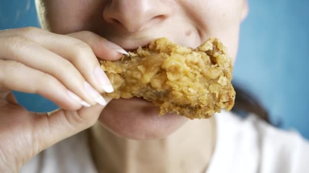 Primer plano, mujer joven come, comida rápida, nuggets de pollo, alas y pierna de pollo — Vídeo de stock