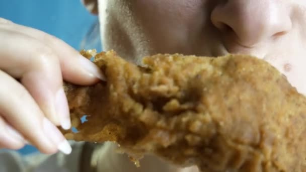 Közelkép, fiatal nő eszik, gyorsétterem, csirke rögök, szárnyak és csirke láb — Stock videók