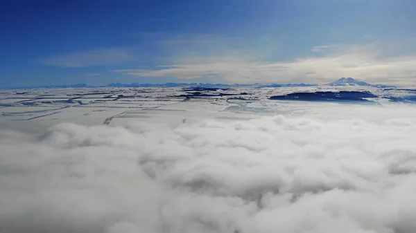 Volando Sobre Nubes Flotantes Fondo Picos Nevados Montaña Hiperlapso —  Fotos de Stock