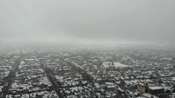 Подъем Квадрокоптера Снежного Города Завесе Облаков Тумана — стоковое фото