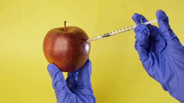 Injektion Einen Apfel Hand Hand Medizinhandschuh Mit Spritze Auf Gelbem — Stockfoto