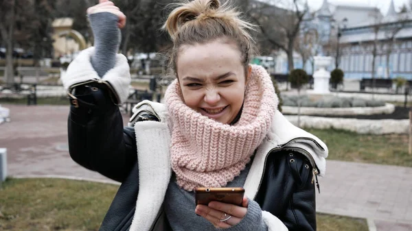 Donna Sorridente Con Smartphone Che Gesto Vincitore Omaggio Fortuna Sensazione — Foto Stock