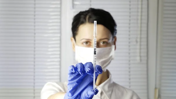 妇女医学专家向病人展示带有药物疫苗的注射器 — 图库照片