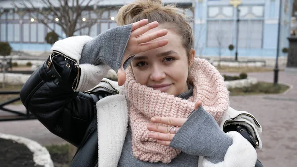 Giovane Bella Donna Che Mani Forma Cornice Fotografica Simbolo Delle — Foto Stock