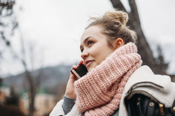 Красивая Молодая Женщина Разговаривает Мобильному Телефону Улице Осенью — стоковое фото