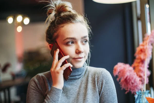 Молодая Женщина Разговаривает Телефону Кафе — стоковое фото