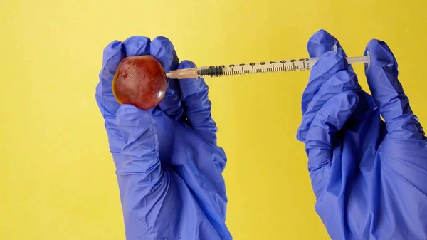 Injektion Eine Traube Hand Hand Medizinhandschuh Mit Spritze Auf Gelbem — Stockfoto