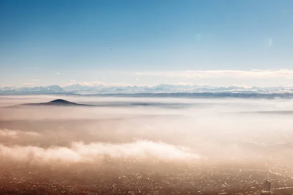 鳥の眼雲の中の山の景色 — ストック写真