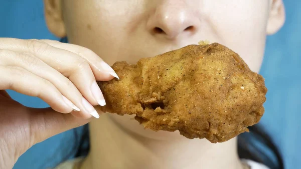 Närbild Ung Vacker Kvinna Äter Snabbmat Kycklingnuggets Vingar Och Kycklingben — Stockfoto