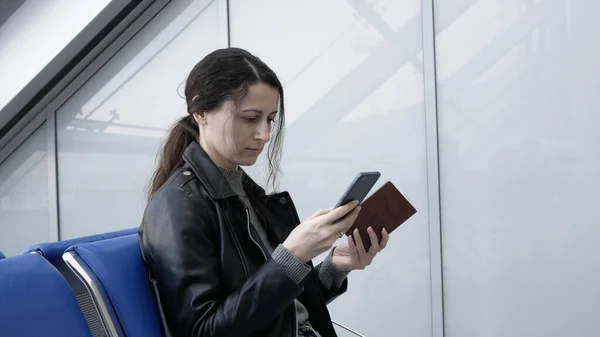 Молодая Женщина Аэропорту Покупает Билет Самолет Телефону Вводит Паспортные Данные — стоковое фото