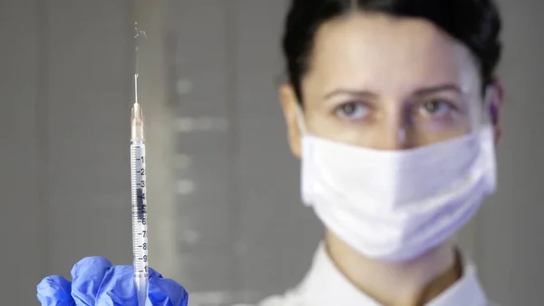 Ärztin Zeigt Einer Patientin Spritze Mit Medikamenten Impfstoff — Stockfoto