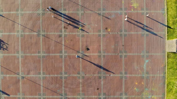 Blick Vom Quadrocopter Auf Menschen Die Bei Sonnenuntergang Auf Dem — Stockfoto