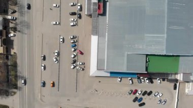 Alışveriş merkezinin arabalı ve insanlı havadan görünüşü. Hiper sapma (hiper sapma - zaman aşımı)