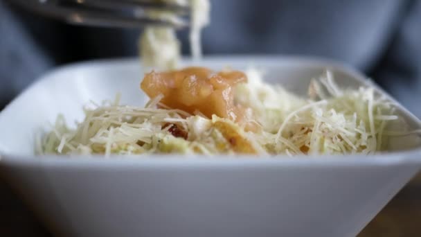 Close-up van jonge vrouw eten salade zitten in cafe — Stockvideo