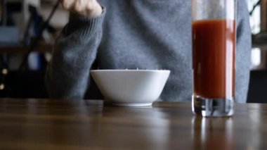 Güzel, çekici bir genç kadın salata diyeti ve domates suyu yiyor.