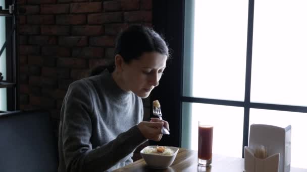 カフェで食べる若い美しい女性,健康的な食べ物,サラダとジュース — ストック動画
