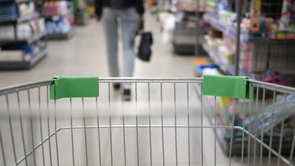 Compras de mulher, compra de alimentos na mercearia ou supermercado — Vídeo de Stock