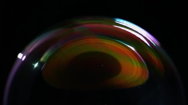 Timelapse мильна бульбашка крупним планом на чорному фоні спалахи — стокове відео