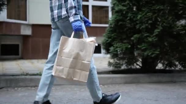 El mensajero entrega comida a casa. Entrega de alimentos en cuarentena. Quédate en casa. — Vídeo de stock