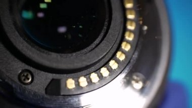 Süngülü kamera lenslerine yakın çekim. Fotoğraf ekipmanları veya film yapımcılarının onarımına yönelik profesyonel hizmet kavramı