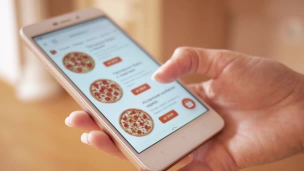 Femme commande de la nourriture à la maison via le téléphone dans la boutique en ligne. Commande de pizza via une application mobile. 4K — Video