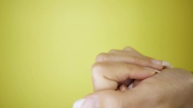 Renkli tabletlerin, kapsüllerin ve vitaminlerin yakınlaştırılması. Kol gösterir