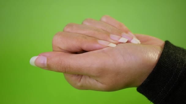 Close-up van de hand met kleurrijke pillen, capsules en vitaminen onthult en gecomprimeerd — Stockvideo