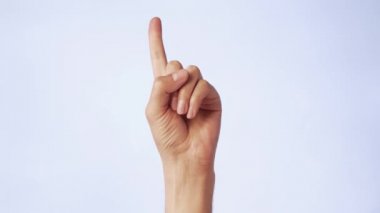 Yakından bakınca bir işaret parmağı görünüyor, beyaz arka planda izole edilmiş bir fikir jesti elde ediyoruz.