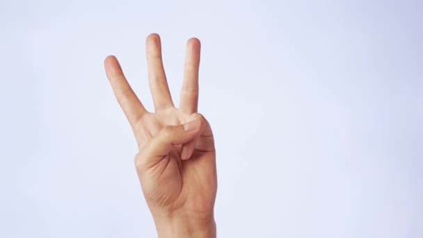 Nahaufnahme männliche Hand isoliert auf weißem Hintergrund drei erhobene Finger — Stockvideo