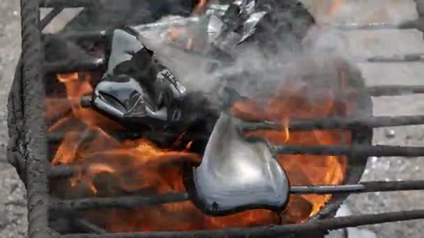 Dakreparatie. Een emmer kokende teerhars op bakstenen. Stukken bitumen worden met een brander en vuur in een emmer gesmolten — Stockvideo