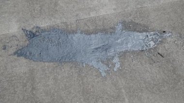 Çatının tamiri. Yama, binanın çatısında hissedilen çatı için zift ya da bitumen ile dolduruldu.