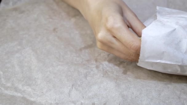 Mano femenina primer plano consigue griego pita giroscopio de paquete. concepto de comida rápida dañina — Vídeos de Stock