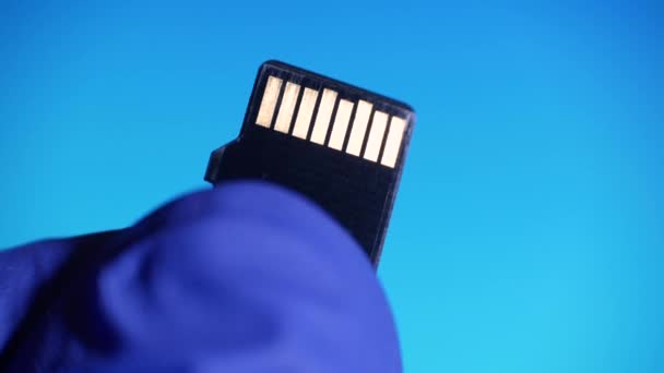 La tecnología de almacenamiento de datos de tarjetas Micro SD se mantiene. El concepto de recuperación de datos — Vídeo de stock