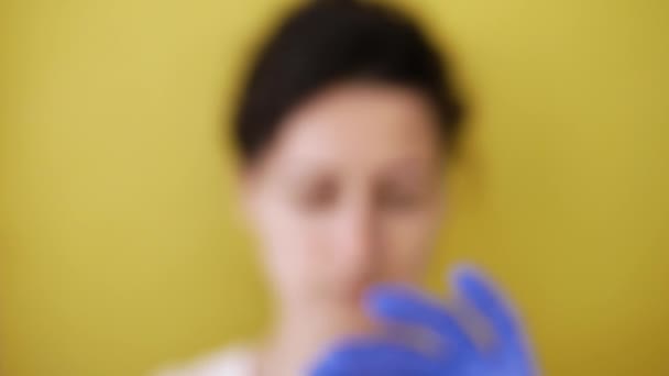 Закрытие планшета в перчаточной руке медицинского работника в лаборатории. 4K — стоковое видео