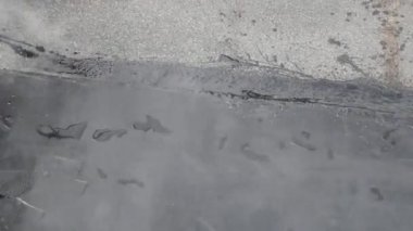 Çatı tamiri, çatlakları katranla doldur. Hızlı bir çatı tamiri. Çatıyı tamir etmek için. Katran dökülmüş süpürge