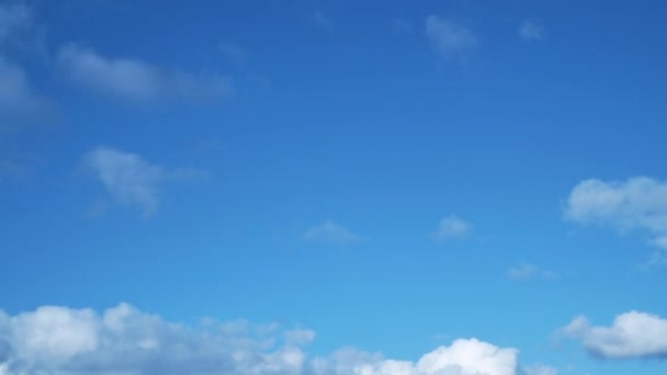 Time lapse de nuages blancs et duveteux sur un ciel bleu. Économiseur d'écran ciel 