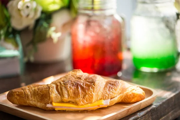 Croissant und Trinken — Stockfoto