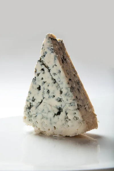 Mavi peynir bir parçası — Stok fotoğraf